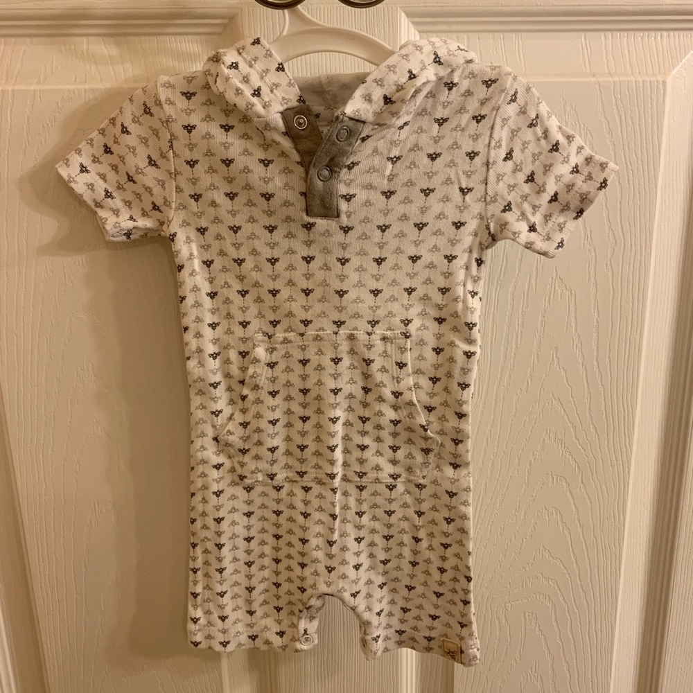 100% Organic Burt’s Bees Baby unisex romper 🐝